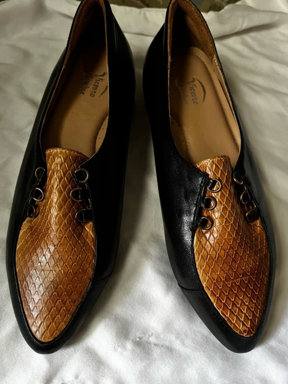 VINCENZO LEATHER~WOMEN’S BLACK/ BROWN TEXTURED LOAFER~SIZE 38~ 7.5